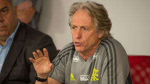 Adeptos do Flamengo aplaudem discurso de Jorge Jesus: «Deem dois troféus a esse homem»