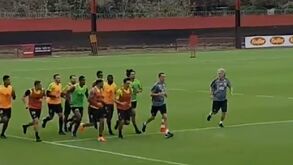 «Continua, c...»: Jorge Jesus corre ao lado dos jogadores do Flamengo e é implacável