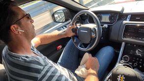 A foto em que Buffon infringe três regras de condução... e ainda o pormenor do tabaco