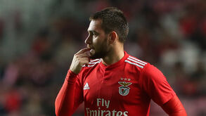 Zivkovic é o próximo a acertar a saída