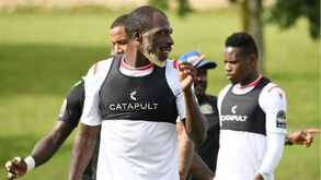 Internacional queniano quis inovar no look e estalou a polémica da idade: 26 anos?