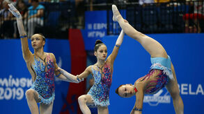 Trio da ginástica acrobática radiante com três medalhas