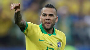 Dani Alves interessa ao Barcelona... se Nélson Semedo for vendido