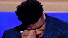 Giannis Antetokounmpo sobre o prémio MVP: «Não esperava ficar tão emocionado»