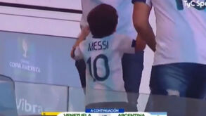 Filho de Messi não parou um minuto e deu espetáculo nas bancadas: vídeo já é viral