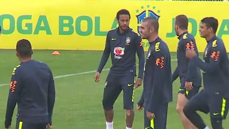 Neymar treinou com os restantes jogadores da seleção brasileira mas com poucos sorrisos