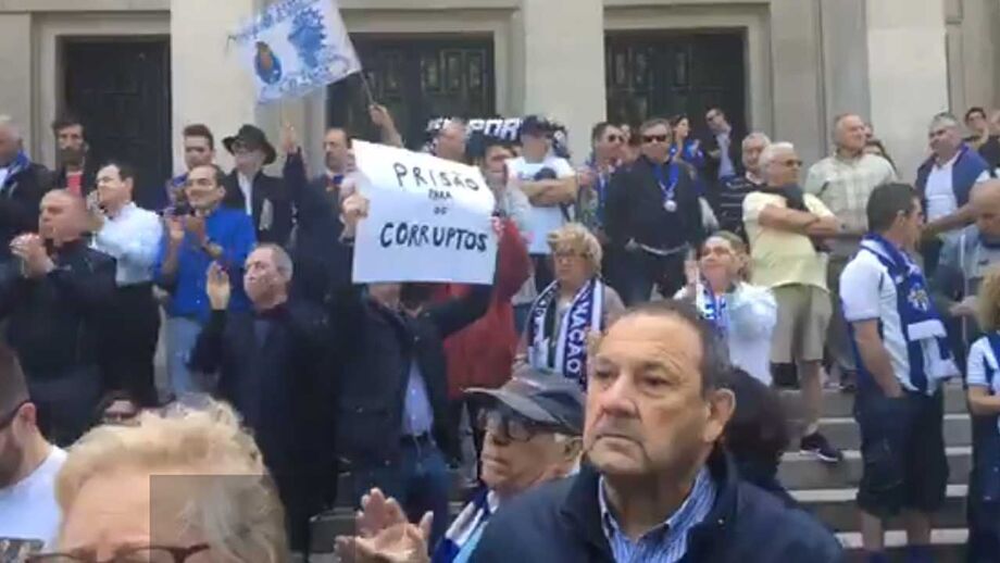 Cerca de 150 adeptos do FC Porto concentraram-se junto ao Palácio da Justiça, no Porto, em protesto contra a condenação do clube portista no caso dos emails