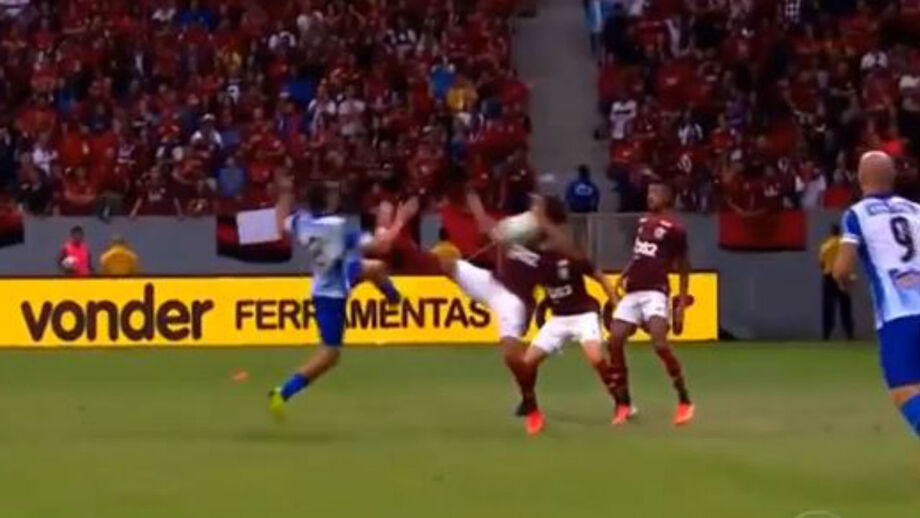Árbitro não assinalou penálti contra a formação do Rio de Janeiro