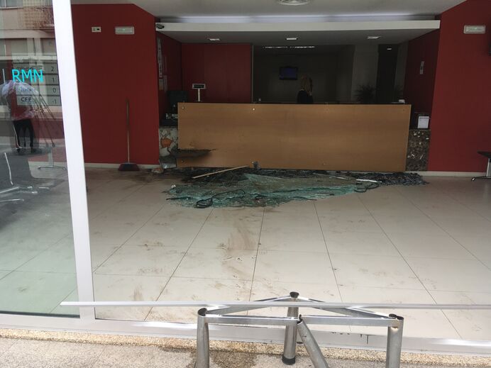 Carro desgovernado invade clínica em Fafe após condutor perder controlo a estacionar