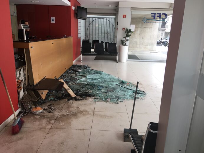 Carro desgovernado invade clínica em Fafe após condutor perder controlo a estacionar