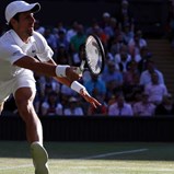 Djokovic continua imparável na defesa do título em Wimbledon