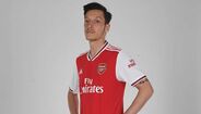 Özil apresenta o novo equipamento do Arsenal para 2019/20