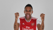 Aubameyang apresenta o novo equipamento do Arsenal para 2019/20