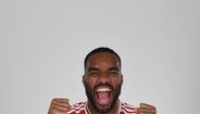 Lacazette apresenta o novo equipamento do Arsenal para 2019/20
