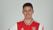 Koscielny apresenta o novo equipamento do Arsenal para 2019/20
