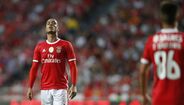 Raul de Tomas (2) Já mostrou que é móvel, mas nesta fase ainda está à procura de conhecer os colegas de equipa. Não foi feliz no capítulo do passe e em algumas receções de bola, mas a qualidade está lá. Tentou o chapéu (15'), mas saiu fraco. 