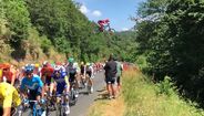 Ciclistas da Volta a França surpreendidos com colega voador