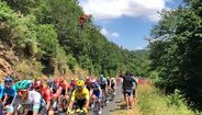 Ciclistas da Volta a França surpreendidos com colega voador
