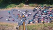 Ciclistas da Volta a França surpreendidos com colega voador