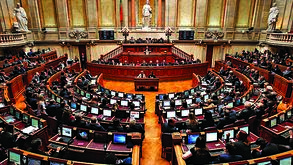 «Sei que é muito cedo, mas não são 7h10»: Sessão do parlamento começou com o relógio avariado 