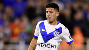 Vélez tenta convencer Almada