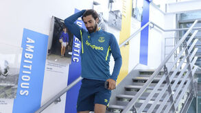 André Gomes sorridente no primeiro dia de trabalho do Everton