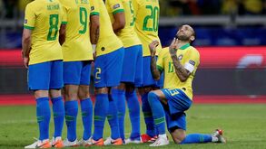 A foto do dia: Dani Alves rezou a todos os santinhos antes de livre de Messi