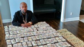 Apenas um dia normal na sala de Mayweather: 1,8 milhões de dólares espalhados na mesa...