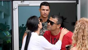 'Selfies' e família na chegada de Cristiano Ronaldo à Madeira