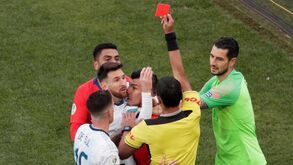 Incrédulo e consolado até por adversários: Messi nem queria acreditar no vermelho direto