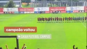 Mulher de Seferovic não faltou ao treino aberto no Seixal e deixou mensagem