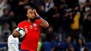 Arturo Vidal sai em defesa de Messi e arrasa árbitro