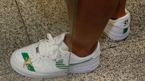 O pormenor no ténis de Bruno Fernandes e o adepto da Juventus na partida do Sporting para a Suíça