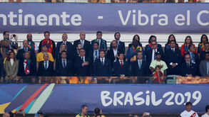 Estilo informal de Neymar sobressai na tribuna presidencial do Maracanã