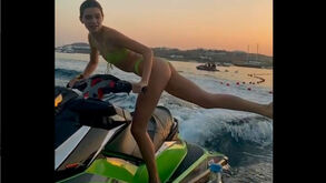 Irmã de Kim Kardashian faz desafio da garrafa em cima de moto de água 