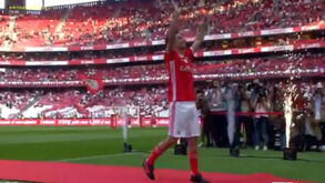 Luz gritou por ele e Jonas entrou no relvado de lágrimas nos olhos