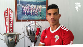 Vilafranquense oficializa contratação do ponta-de-lança Leandro Souza