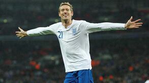 Peter Crouch anuncia final de carreira: «O nosso maravilhoso jogo deu-me tudo»