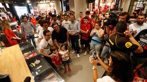 Jonas encheu loja no Estádio da Luz para nova despedida dos adeptos do Benfica