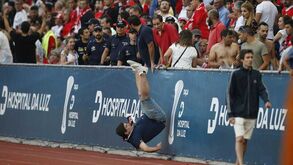 Da queda arrepiante de um adepto ao pânico: as imagens dos desacatos que interromperam o Académica-Benfica
