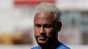 Neymar a caminho de Paris para reunião com o PSG