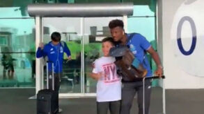 FC Porto viajou para o Algarve de avião mas ainda houve tempo para autógrafos