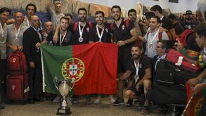 Campeões mundiais de hóquei mostraram o troféu aos portugueses à chegada a Lisboa