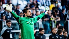 Perin chega na quarta-feira