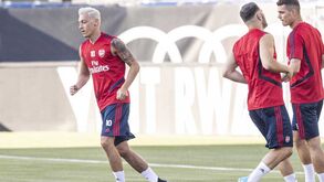 Nova época, novo look: Mesut Özil surpreende com nova cor de cabelo 