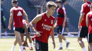 Bruno Lage 'aperta' no treino do Benfica