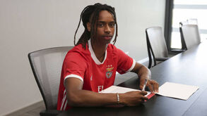 Benfica renova contrato com Jair Tavares