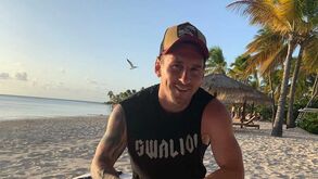 Pé na areia e cerveja na mão: assim são as férias de Messi