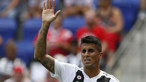 João Cancelo incluído em pacote de jogadores que a Juventus oferece em troca de Pogba