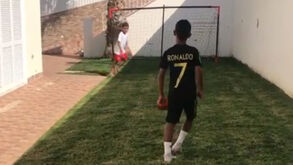 Filho de Ronaldo marca penáltis como o pai: Cristianinho 'parte tudo' em casa da avó